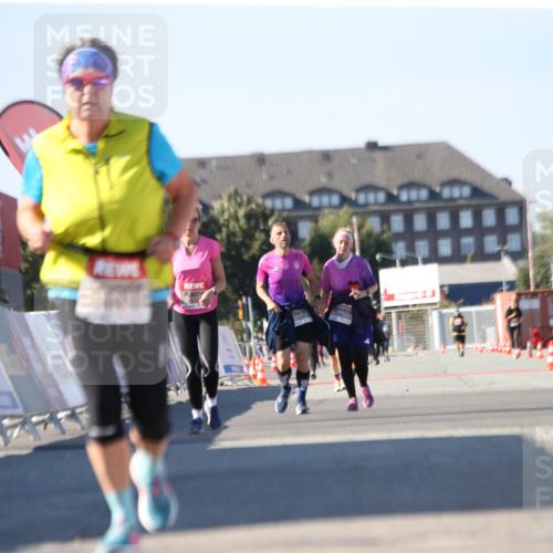 03.10.2025 - Köhlbrandbrückenlauf Jannik Wohlers http://msf.ph/oto/9129325 03.10.2025 13:43:04 Ziel 4778, 6463, 6548 meine-sportfotos.de