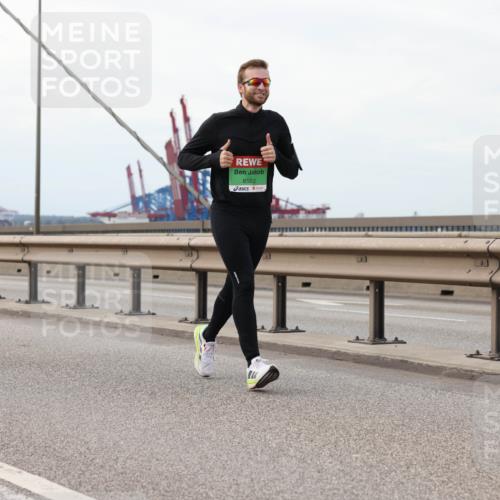 03.10.2025 - Köhlbrandbrückenlauf Lena Gebhardt http://msf.ph/oto/9129387 03.10.2025 16:03:54 Position 2 8586, 8563 meine-sportfotos.de