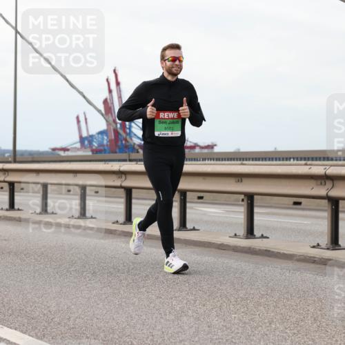 03.10.2025 - Köhlbrandbrückenlauf Lena Gebhardt http://msf.ph/oto/9129391 03.10.2025 16:03:54 Position 2 8586, 8563 meine-sportfotos.de