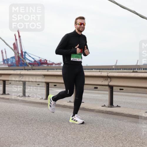 03.10.2025 - Köhlbrandbrückenlauf Lena Gebhardt http://msf.ph/oto/9129399 03.10.2025 16:03:54 Position 2 8586, 8563 meine-sportfotos.de
