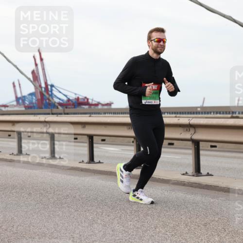 03.10.2025 - Köhlbrandbrückenlauf Lena Gebhardt http://msf.ph/oto/9129406 03.10.2025 16:03:55 Position 2 8586, 8563 meine-sportfotos.de