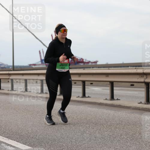 03.10.2025 - Köhlbrandbrückenlauf Lena Gebhardt http://msf.ph/oto/9129409 03.10.2025 16:03:55 Position 2 8586 meine-sportfotos.de