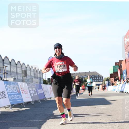 03.10.2025 - Köhlbrandbrückenlauf Jannik Wohlers http://msf.ph/oto/9129423 03.10.2025 13:43:23 Ziel 4238, 5021, 5464, 5499, 5559, 6711 meine-sportfotos.de