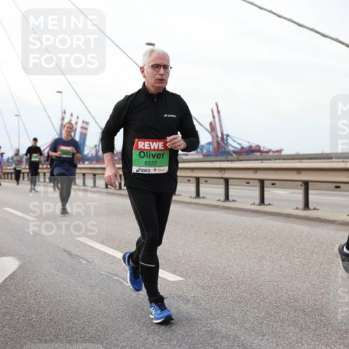 03.10.2025 - Köhlbrandbrückenlauf Lena Gebhardt http://msf.ph/oto/9129425 03.10.2025 16:03:56 Position 2 8537, 8586 meine-sportfotos.de