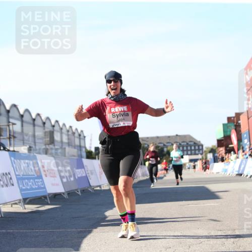 03.10.2025 - Köhlbrandbrückenlauf Jannik Wohlers http://msf.ph/oto/9129426 03.10.2025 13:43:23 Ziel 4238, 5021, 5464, 5499, 5559, 6711 meine-sportfotos.de