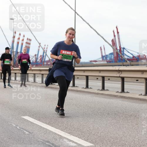 03.10.2025 - Köhlbrandbrückenlauf Lena Gebhardt http://msf.ph/oto/9129435 03.10.2025 16:03:58 Position 2 8535 meine-sportfotos.de