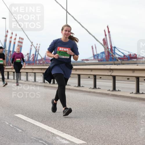 03.10.2025 - Köhlbrandbrückenlauf Lena Gebhardt http://msf.ph/oto/9129442 03.10.2025 16:03:58 Position 2 8535 meine-sportfotos.de
