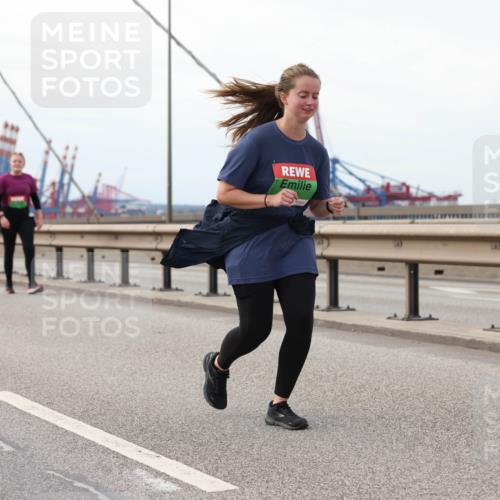 03.10.2025 - Köhlbrandbrückenlauf Lena Gebhardt http://msf.ph/oto/9129451 03.10.2025 16:03:58 Position 2  meine-sportfotos.de