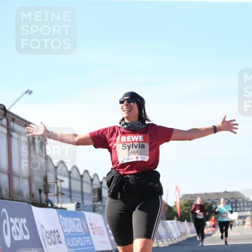 03.10.2025 - Köhlbrandbrückenlauf Jannik Wohlers http://msf.ph/oto/9129452 03.10.2025 13:43:24 Ziel 4238, 5021, 5464, 5499, 5559, 6711 meine-sportfotos.de