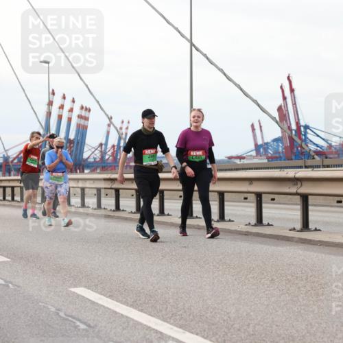 03.10.2025 - Köhlbrandbrückenlauf Lena Gebhardt http://msf.ph/oto/9129456 03.10.2025 16:04:01 Position 2  meine-sportfotos.de