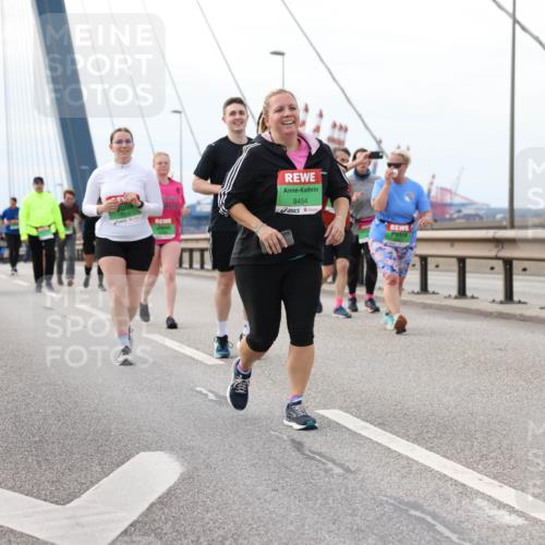 03.10.2025 - Köhlbrandbrückenlauf Lena Gebhardt http://msf.ph/oto/9129480 03.10.2025 16:04:03 Position 2 7706, 8454, 8363 meine-sportfotos.de