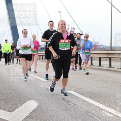 03.10.2025 - Köhlbrandbrückenlauf Lena Gebhardt http://msf.ph/oto/9129483 03.10.2025 16:04:04 Position 2 7706, 8454, 836 meine-sportfotos.de