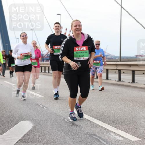 03.10.2025 - Köhlbrandbrückenlauf Lena Gebhardt http://msf.ph/oto/9129492 03.10.2025 16:04:04 Position 2 7706, 8454, 836 meine-sportfotos.de