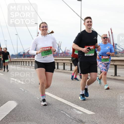 03.10.2025 - Köhlbrandbrückenlauf Lena Gebhardt http://msf.ph/oto/9129514 03.10.2025 16:04:06 Position 2 7706, 7877 meine-sportfotos.de