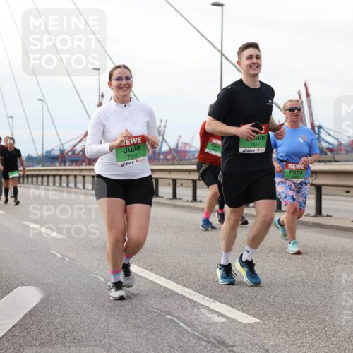 03.10.2025 - Köhlbrandbrückenlauf Lena Gebhardt http://msf.ph/oto/9129519 03.10.2025 16:04:06 Position 2 7706, 7877 meine-sportfotos.de