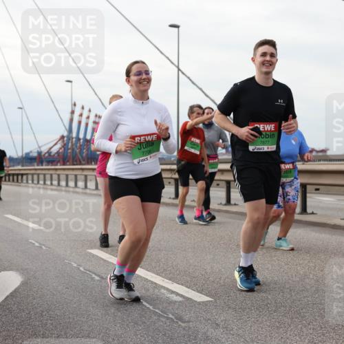 03.10.2025 - Köhlbrandbrückenlauf Lena Gebhardt http://msf.ph/oto/9129529 03.10.2025 16:04:06 Position 2 7706, 7877 meine-sportfotos.de
