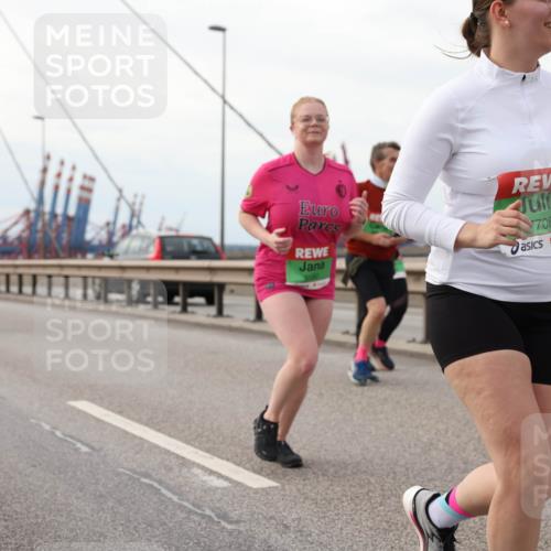 03.10.2025 - Köhlbrandbrückenlauf Lena Gebhardt http://msf.ph/oto/9129535 03.10.2025 16:04:07 Position 2 706, 8069 meine-sportfotos.de