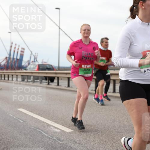03.10.2025 - Köhlbrandbrückenlauf Lena Gebhardt http://msf.ph/oto/9129539 03.10.2025 16:04:07 Position 2 9180, 7706, 8069 meine-sportfotos.de