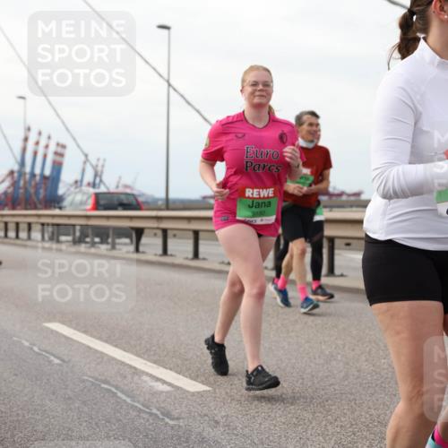 03.10.2025 - Köhlbrandbrückenlauf Lena Gebhardt http://msf.ph/oto/9129544 03.10.2025 16:04:07 Position 2 9180, 7706, 8069 meine-sportfotos.de