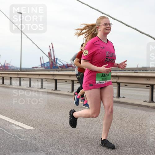 03.10.2025 - Köhlbrandbrückenlauf Lena Gebhardt http://msf.ph/oto/9129555 03.10.2025 16:04:08 Position 2 9180, 8069 meine-sportfotos.de