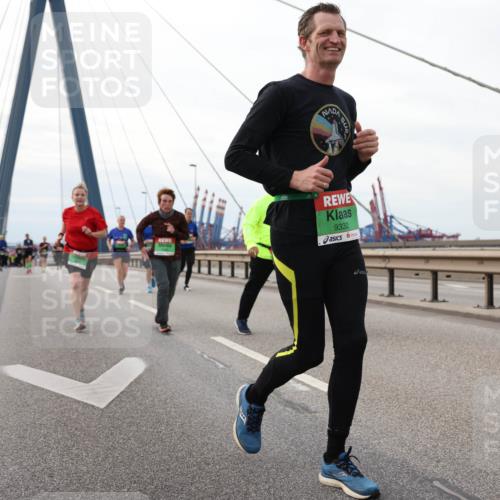 03.10.2025 - Köhlbrandbrückenlauf Lena Gebhardt http://msf.ph/oto/9129619 03.10.2025 16:04:13 Position 2 9332 meine-sportfotos.de
