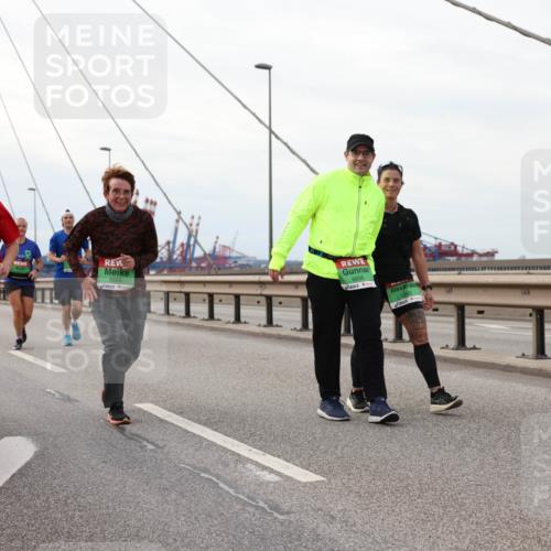 03.10.2025 - Köhlbrandbrückenlauf Lena Gebhardt http://msf.ph/oto/9129633 03.10.2025 16:04:14 Position 2 8935, 8689, 9256, 9260 meine-sportfotos.de