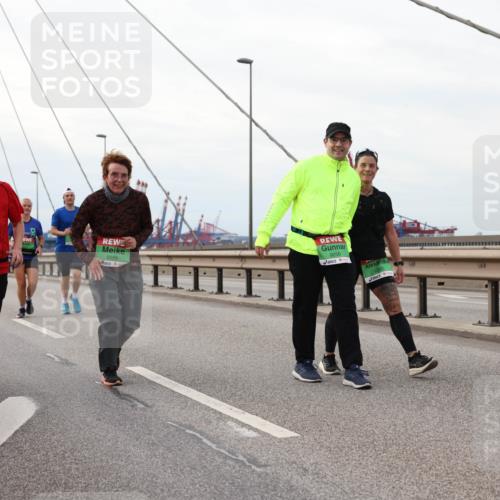 03.10.2025 - Köhlbrandbrückenlauf Lena Gebhardt http://msf.ph/oto/9129636 03.10.2025 16:04:14 Position 2 8935, 8689, 9256, 9260 meine-sportfotos.de