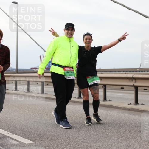 03.10.2025 - Köhlbrandbrückenlauf Lena Gebhardt http://msf.ph/oto/9129647 03.10.2025 16:04:14 Position 2 8689, 9256, 9260 meine-sportfotos.de