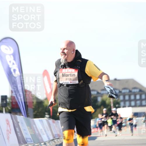 03.10.2025 - Köhlbrandbrückenlauf Jannik Wohlers http://msf.ph/oto/9129651 03.10.2025 13:44:11 Ziel 4906, 5415, 5416, 5445, 6010, 6011, 6550 meine-sportfotos.de