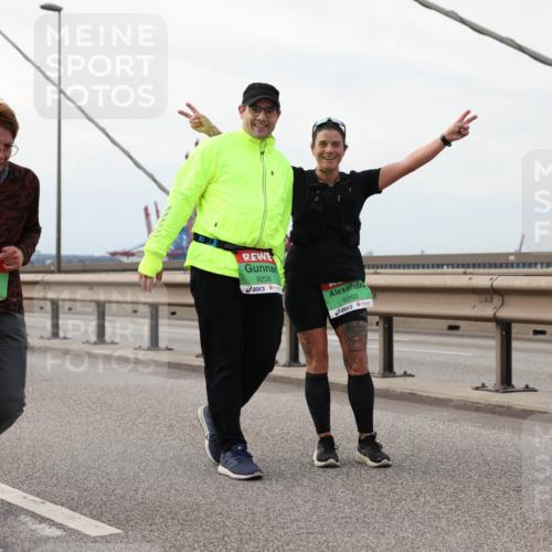 03.10.2025 - Köhlbrandbrückenlauf Lena Gebhardt http://msf.ph/oto/9129652 03.10.2025 16:04:14 Position 2 8689, 9256, 9260 meine-sportfotos.de