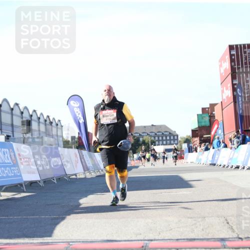 03.10.2025 - Köhlbrandbrückenlauf Jannik Wohlers http://msf.ph/oto/9129656 03.10.2025 13:44:11 Ziel 4906, 5415, 5416, 5445, 6010, 6011, 6550 meine-sportfotos.de