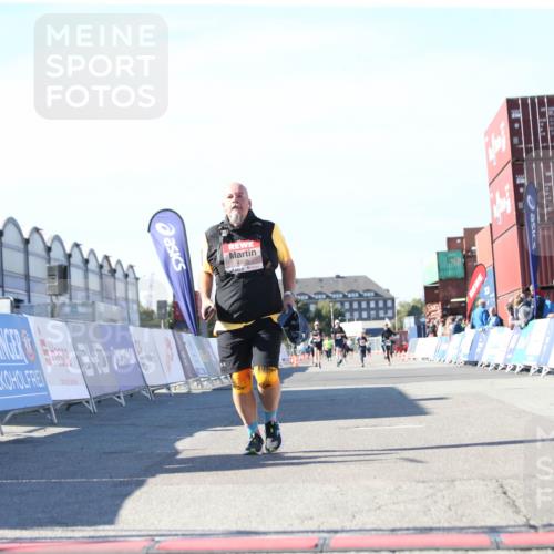 03.10.2025 - Köhlbrandbrückenlauf Jannik Wohlers http://msf.ph/oto/9129660 03.10.2025 13:44:12 Ziel 4906, 5415, 5416, 5445, 6010, 6011 meine-sportfotos.de