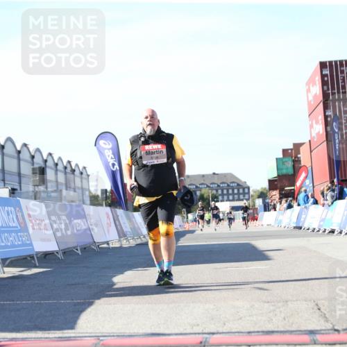 03.10.2025 - Köhlbrandbrückenlauf Jannik Wohlers http://msf.ph/oto/9129661 03.10.2025 13:44:12 Ziel 4906, 5415, 5416, 5445, 6010, 6011 meine-sportfotos.de