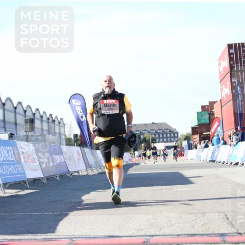 03.10.2025 - Köhlbrandbrückenlauf Jannik Wohlers http://msf.ph/oto/9129663 03.10.2025 13:44:12 Ziel 4906, 5415, 5416, 5445, 6010, 6011 meine-sportfotos.de