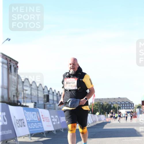 03.10.2025 - Köhlbrandbrückenlauf Jannik Wohlers http://msf.ph/oto/9129666 03.10.2025 13:44:13 Ziel 4906, 5415, 5416, 6010, 6011 meine-sportfotos.de