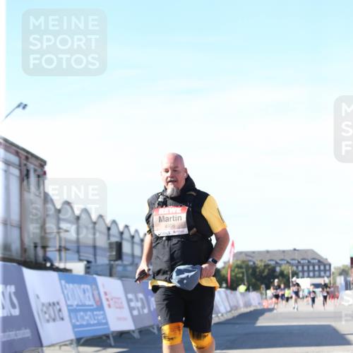 03.10.2025 - Köhlbrandbrückenlauf Jannik Wohlers http://msf.ph/oto/9129670 03.10.2025 13:44:13 Ziel 4906, 5415, 5416, 6010, 6011 meine-sportfotos.de