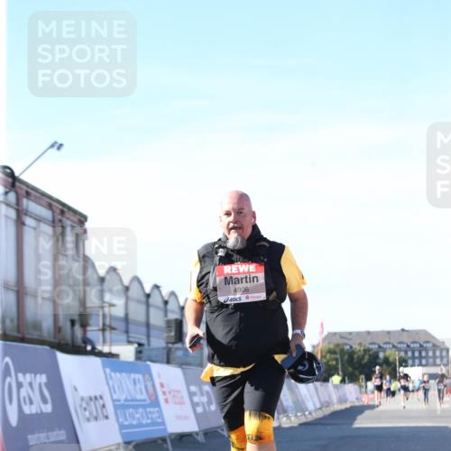 03.10.2025 - Köhlbrandbrückenlauf Jannik Wohlers http://msf.ph/oto/9129675 03.10.2025 13:44:13 Ziel 4906, 5415, 5416, 6010, 6011 meine-sportfotos.de