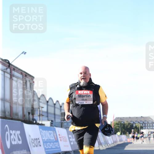 03.10.2025 - Köhlbrandbrückenlauf Jannik Wohlers http://msf.ph/oto/9129677 03.10.2025 13:44:13 Ziel 4906, 5415, 5416, 6010, 6011 meine-sportfotos.de