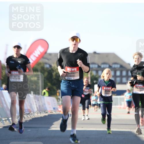 03.10.2025 - Köhlbrandbrückenlauf Jannik Wohlers http://msf.ph/oto/9129679 03.10.2025 13:44:23 Ziel 4906, 5904, 5905, 6257, 6258 meine-sportfotos.de