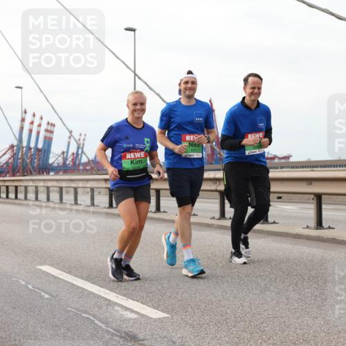 03.10.2025 - Köhlbrandbrückenlauf Lena Gebhardt http://msf.ph/oto/9129683 03.10.2025 16:04:17 Position 2 1219, 9248, 9251 meine-sportfotos.de