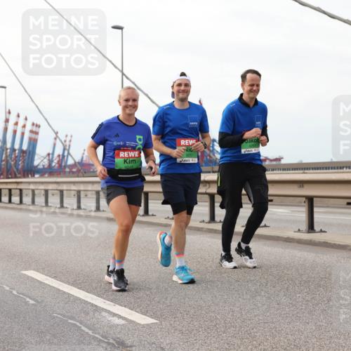 03.10.2025 - Köhlbrandbrückenlauf Lena Gebhardt http://msf.ph/oto/9129685 03.10.2025 16:04:17 Position 2 10, 9248, 9251, 9253 meine-sportfotos.de