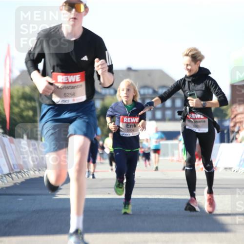 03.10.2025 - Köhlbrandbrückenlauf Jannik Wohlers http://msf.ph/oto/9129691 03.10.2025 13:44:24 Ziel 5904, 5905, 6257, 6258 meine-sportfotos.de