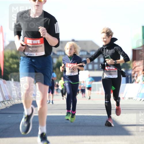 03.10.2025 - Köhlbrandbrückenlauf Jannik Wohlers http://msf.ph/oto/9129693 03.10.2025 13:44:24 Ziel 5904, 5905, 6257, 6258 meine-sportfotos.de