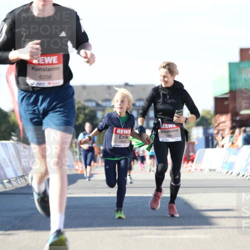03.10.2025 - Köhlbrandbrückenlauf Jannik Wohlers http://msf.ph/oto/9129698 03.10.2025 13:44:25 Ziel 5904, 5905, 6257, 6258 meine-sportfotos.de