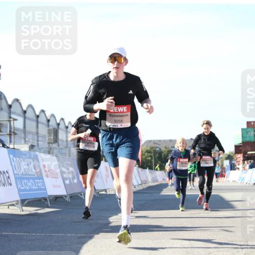 03.10.2025 - Köhlbrandbrückenlauf Jannik Wohlers http://msf.ph/oto/9129701 03.10.2025 13:44:25 Ziel 5904, 5905, 6257, 6258 meine-sportfotos.de