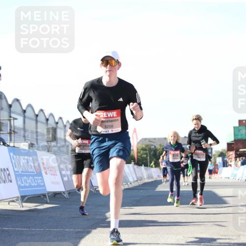 03.10.2025 - Köhlbrandbrückenlauf Jannik Wohlers http://msf.ph/oto/9129702 03.10.2025 13:44:25 Ziel 5904, 5905, 6257, 6258 meine-sportfotos.de
