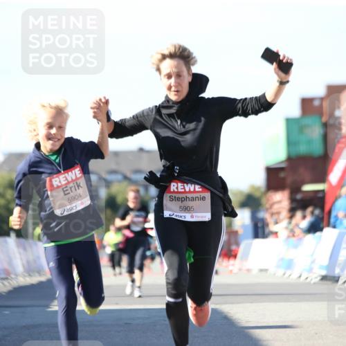 03.10.2025 - Köhlbrandbrückenlauf Jannik Wohlers http://msf.ph/oto/9129705 03.10.2025 13:44:26 Ziel 5904, 5905, 6257, 6258 meine-sportfotos.de
