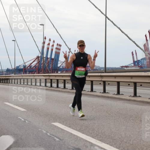 03.10.2025 - Köhlbrandbrückenlauf Lena Gebhardt http://msf.ph/oto/9129722 03.10.2025 16:04:20 Position 2  meine-sportfotos.de