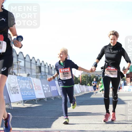 03.10.2025 - Köhlbrandbrückenlauf Jannik Wohlers http://msf.ph/oto/9129724 03.10.2025 13:44:28 Ziel 5904, 5905, 6257, 6258 meine-sportfotos.de