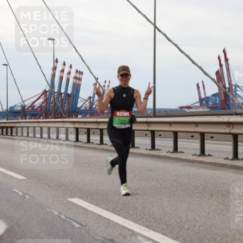 03.10.2025 - Köhlbrandbrückenlauf Lena Gebhardt http://msf.ph/oto/9129729 03.10.2025 16:04:20 Position 2  meine-sportfotos.de